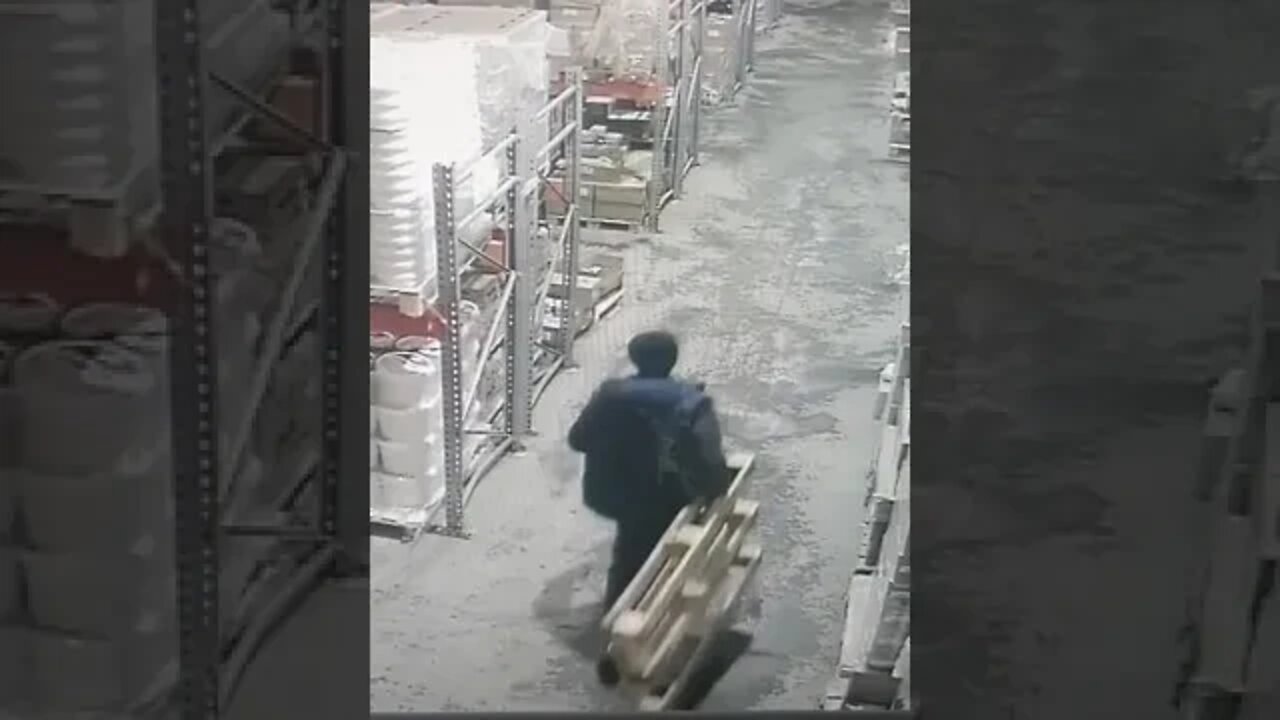 Вы не поверите, что сделал этот работник склада, чтобы дрейфовать ПО ПОЛУ!