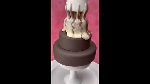 A beautiful waterfall of chocolate cream for the cake decoration😋🤩🎂