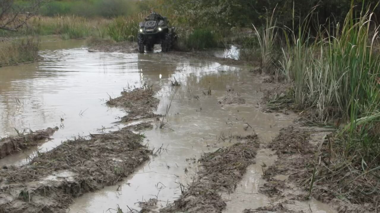 Mudaholic convention 2023 outlander blowing through a hole