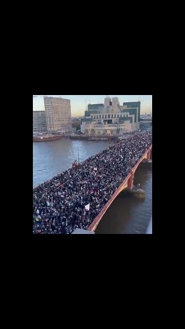 PRO-PALESTINIAN PROTESTERS MARCH OVER LONDON BRIDGE🇵🇸🥷🌉🐚💫