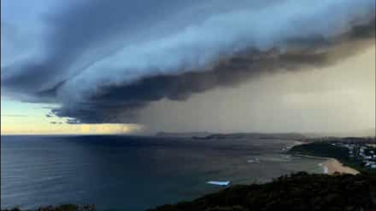 Un orage impressionnant transforme le jour en nuit