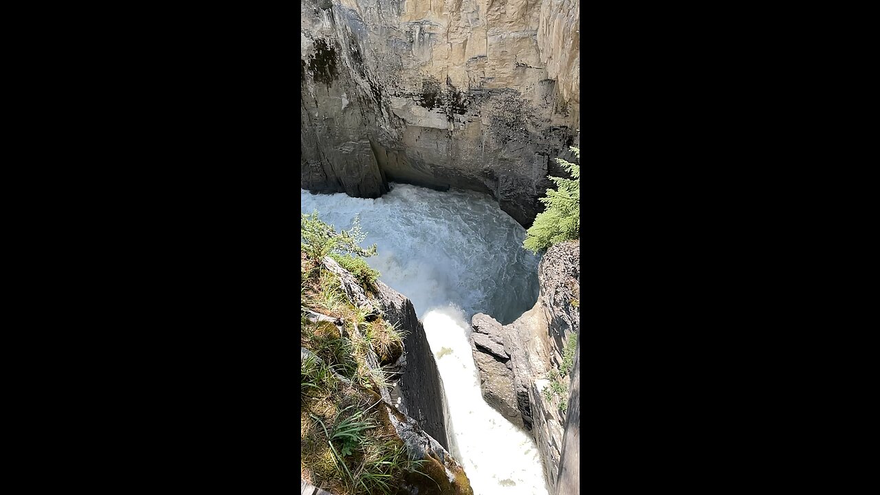 SUNWAPTA FALLS’ STRONG FORCE