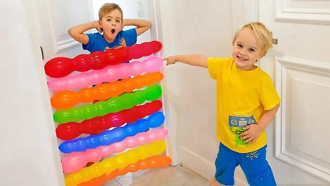 Roma and Niki Play With Balloons