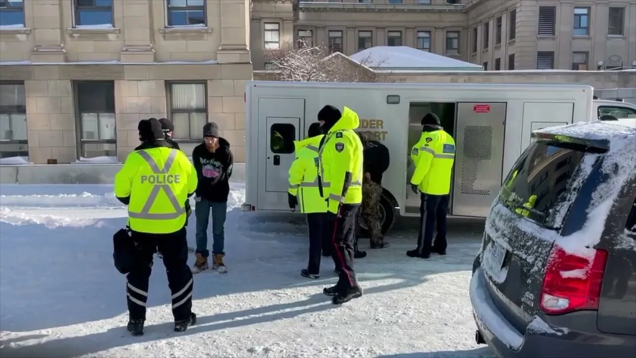 🚨 POLICE BROKE 3 VEHICLE WINDOWS TO ARREST PROTESTOR 🚨