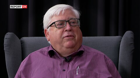 Der Veranstalter Peter Schutte ("Menschheitsfamilie") bei Florian Machl
