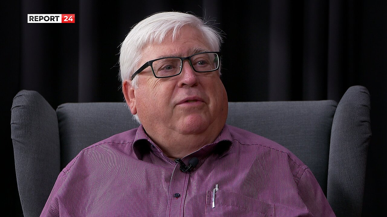 Der Veranstalter Peter Schutte ("Menschheitsfamilie") bei Florian Machl