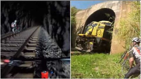 Ciclisti scappano dall'arrivo di un treno!