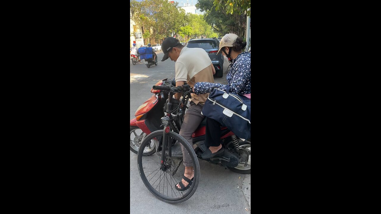 Incredible - Man Carries Wife And Motorscooter Ôn His Motorscooter !