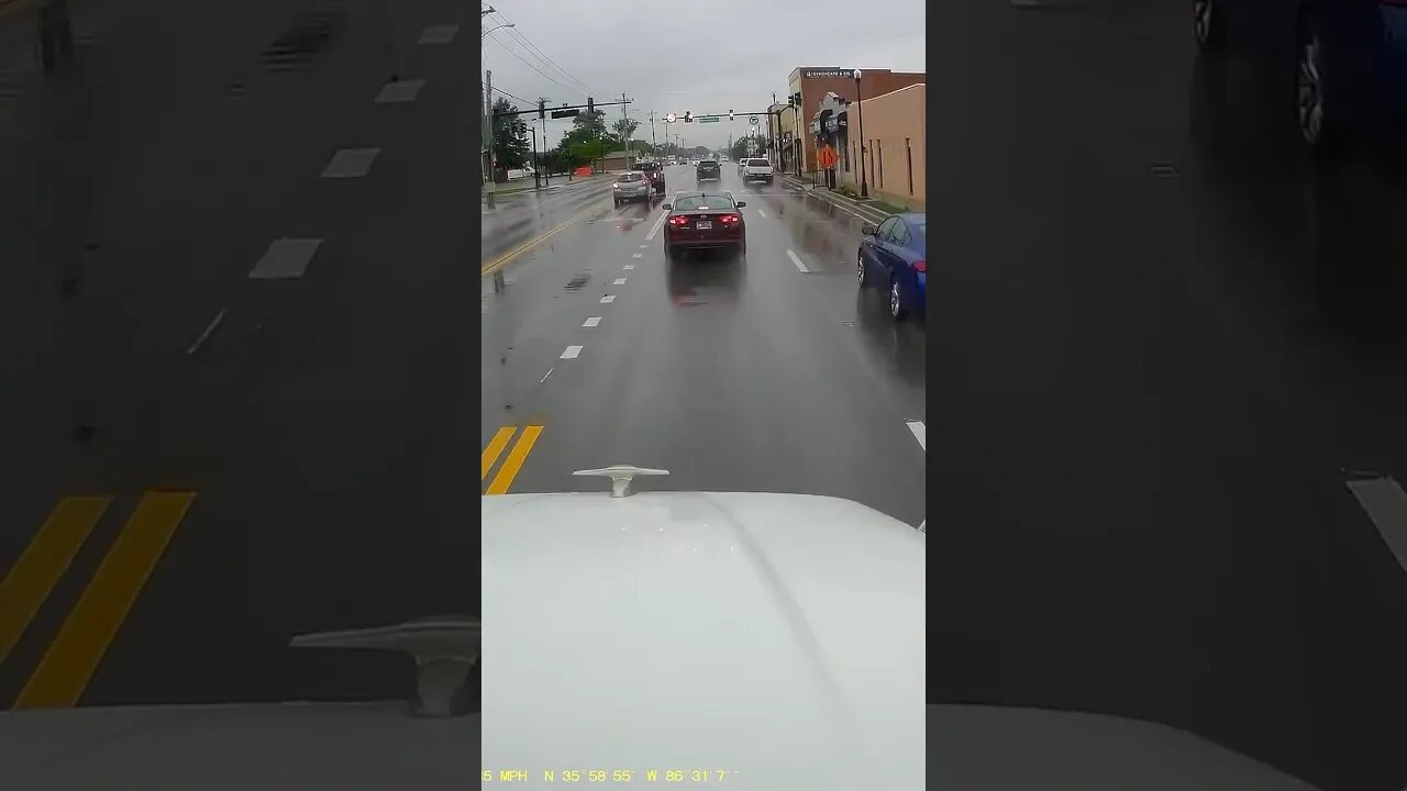 Never Jam On Brakes At Yellow Light! 😲
