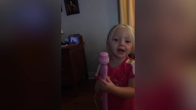 Adorable Little Girl Sings The "Taco Bell" Song