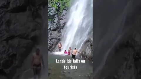 Landslide Falls on Tourists #landslide #tourist