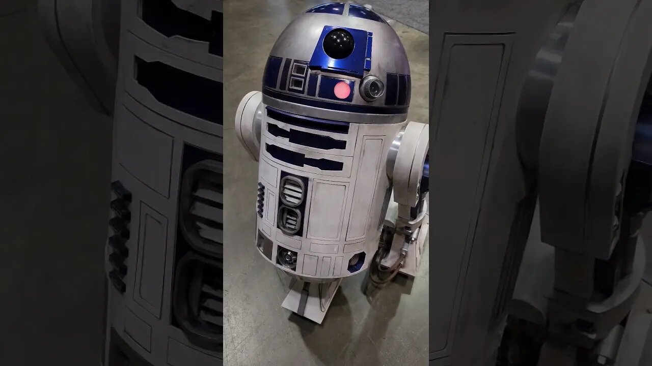 R2D2 roaming around Megacon