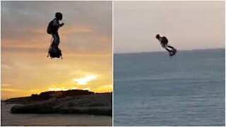 Sorvola le acqua a bordo di un Hover Board