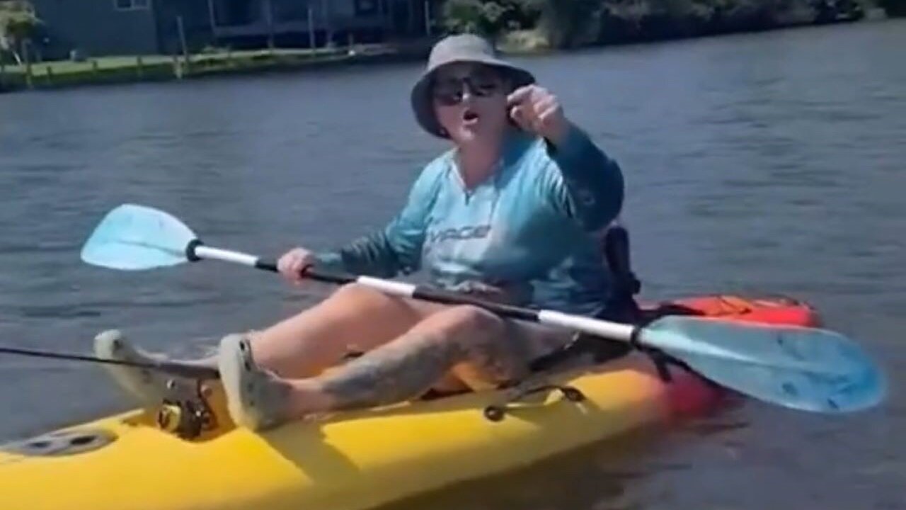 Loudmouthed Karen In A Kayak Starting Trouble With A Family Gets Some Hilarious Karma