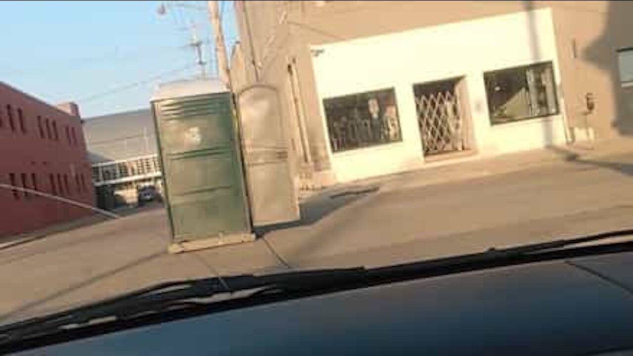 Alguma vez viu uma casa de banho portátil a passear na estrada?