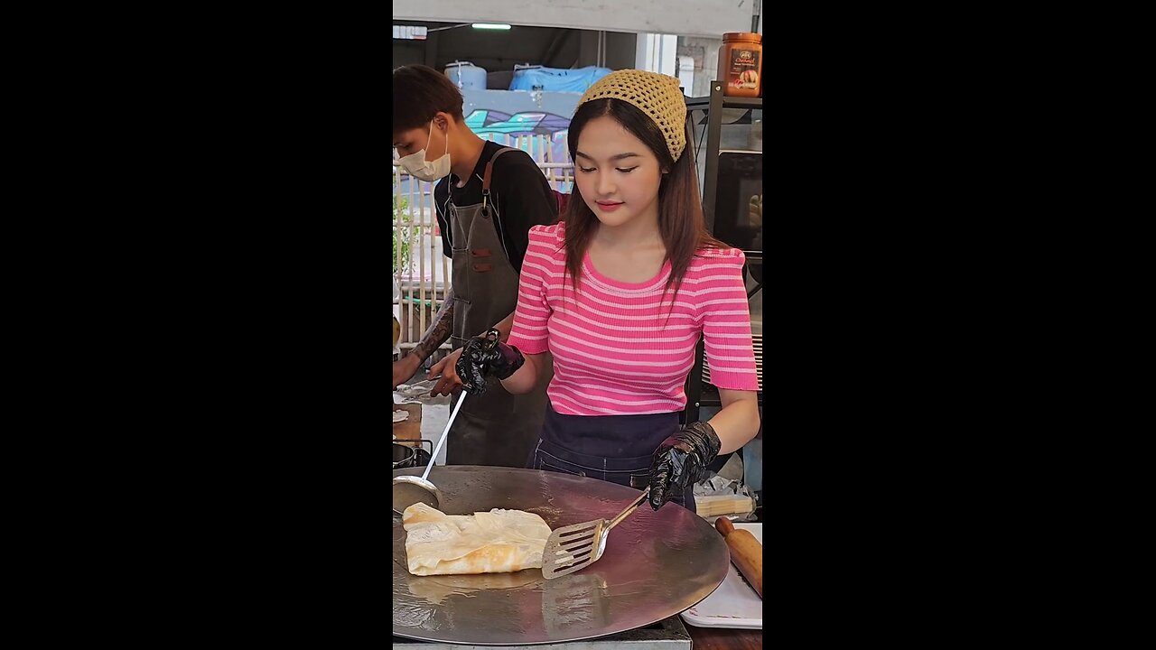 Beautiful Roti Lady in Street!