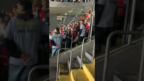 Torcida Argentina do Newells sendo racista na Vila Belmiro