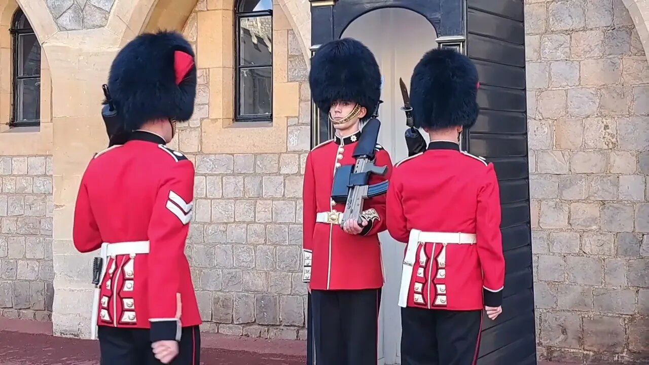 make way changing of the Guards windsor castle #windsorcastle