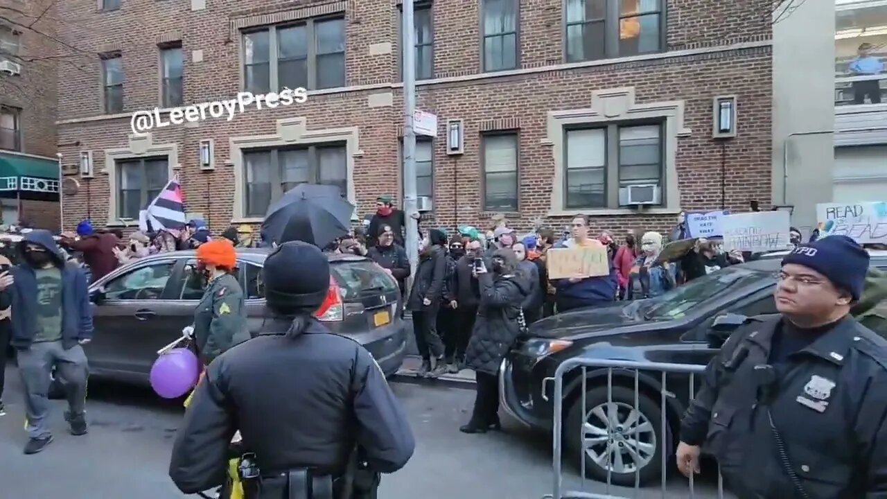 #happeningnow in Queens Ny. A drag story hour is taken place were it met with counter protesters