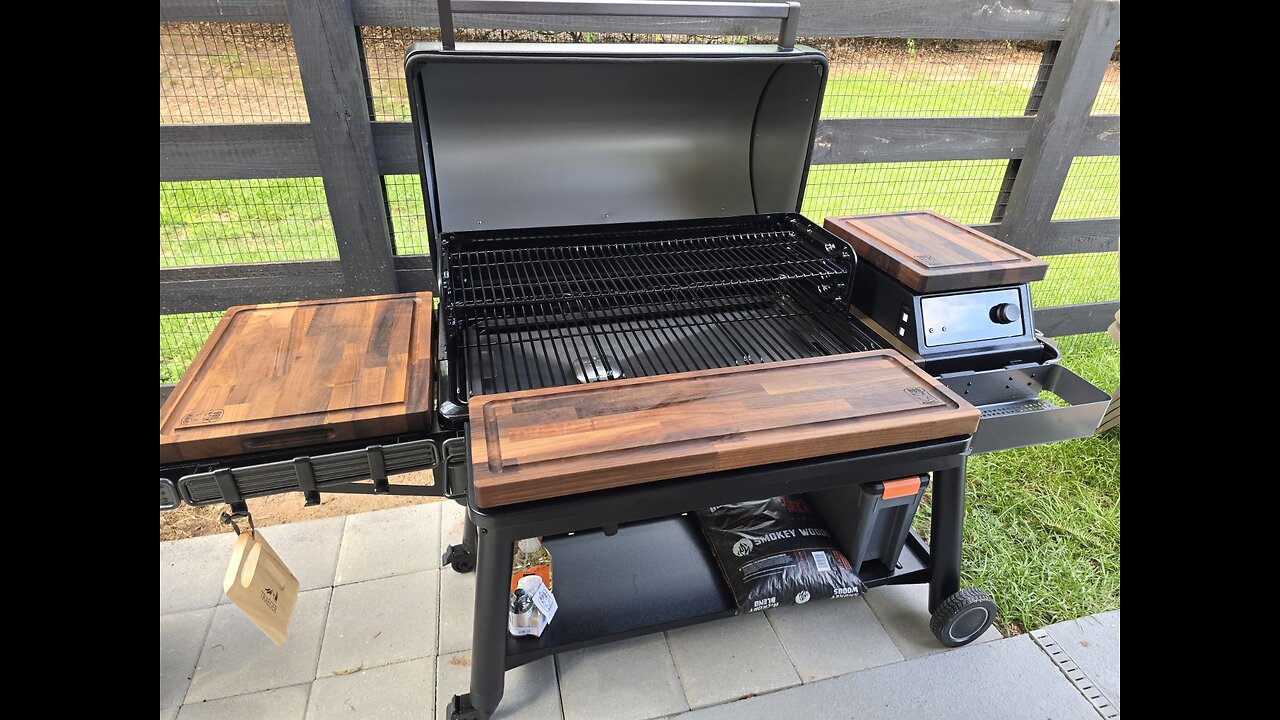 Traeger Ironwood XL, Deluxe BBQ Boards Set
