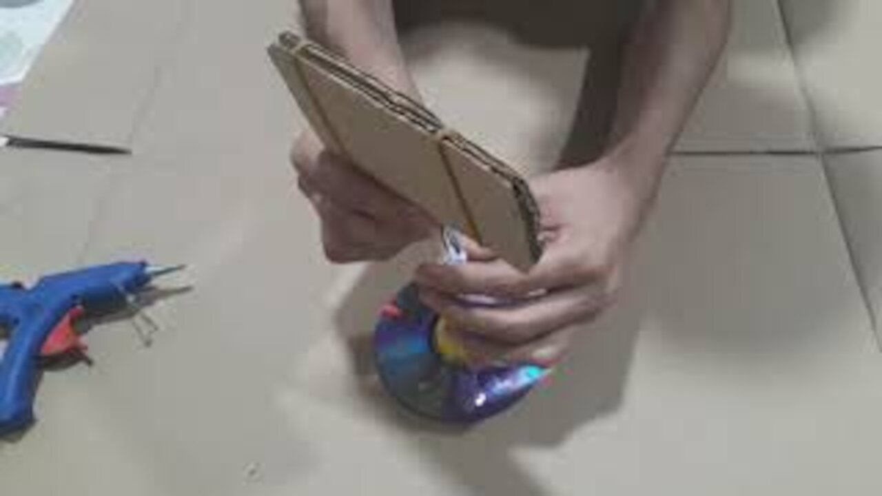 How to make a holder for a mobile phone with materials found at home in an easy way