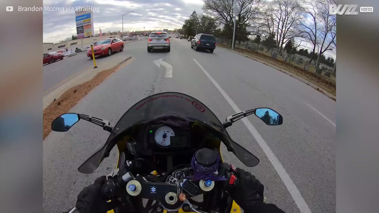 Carros colidem à frente de motociclista