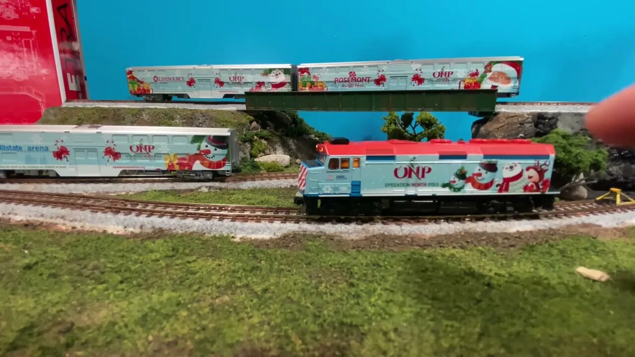 Review: N Scale Kato Christmas Train F40ph