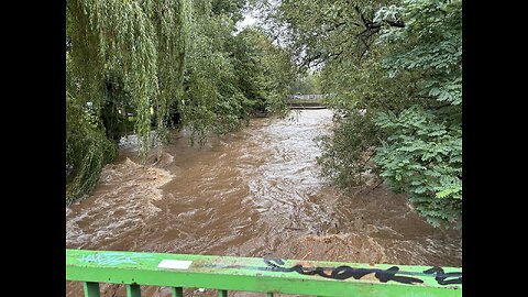 Świdnica, rzeka Bystrzyca już zaczyna się przelewać. Momentami woda opiera