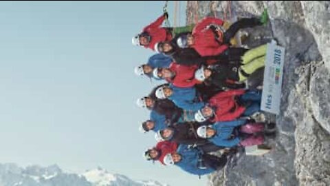 Scattano la foto di gruppo appesi per le corde... in montagna!