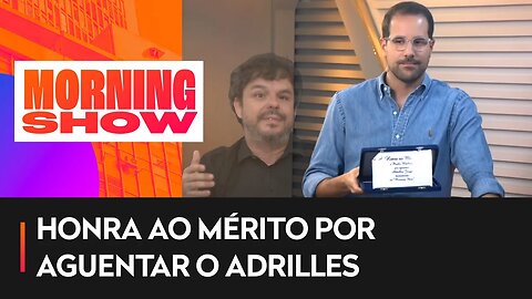 Paulo ganha medalha de Danilo Gentili por aguentar o Adrilles