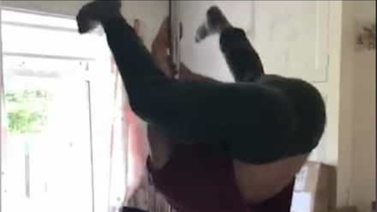 Homem tenta mostrar que pole dance não é só para mulheres