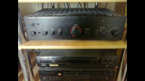 Κλασσικά μηχανήματα CD Player και παλιός αναλογικός ενισχυτής ROTEL RA-985BX