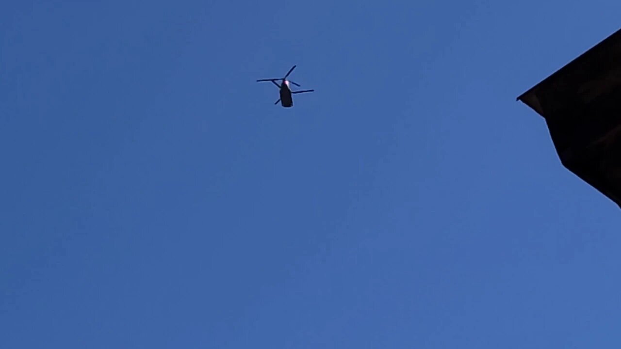 2 Military Chinooks Fly Low Over Backyard, Get to the Choppa