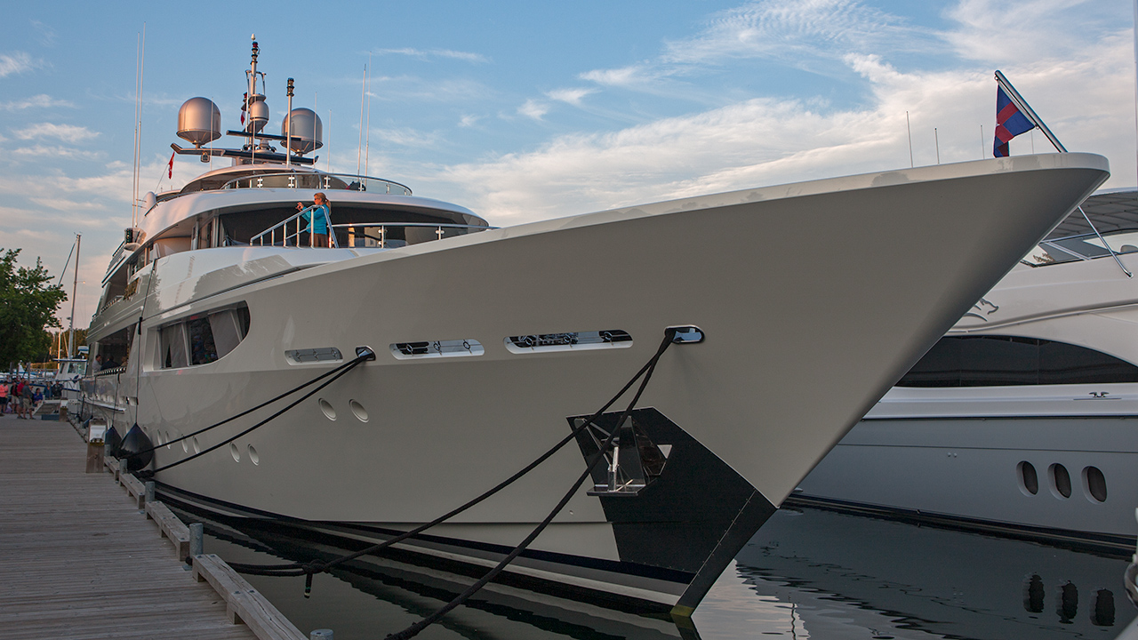 Yacht Seaquest, docking in Little Tub Harbour