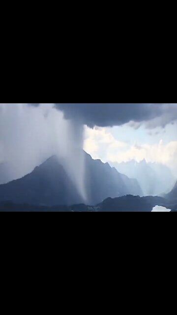 Storm Cloud Drops A Massive Amount of Rain - HaloRockNews