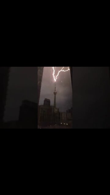 CANADA 🇨🇦 Lightning just struck Toronto's CN 800,000 people are without power.