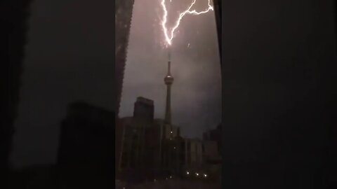 CANADA 🇨🇦 Lightning just struck Toronto's CN 800,000 people are without power.