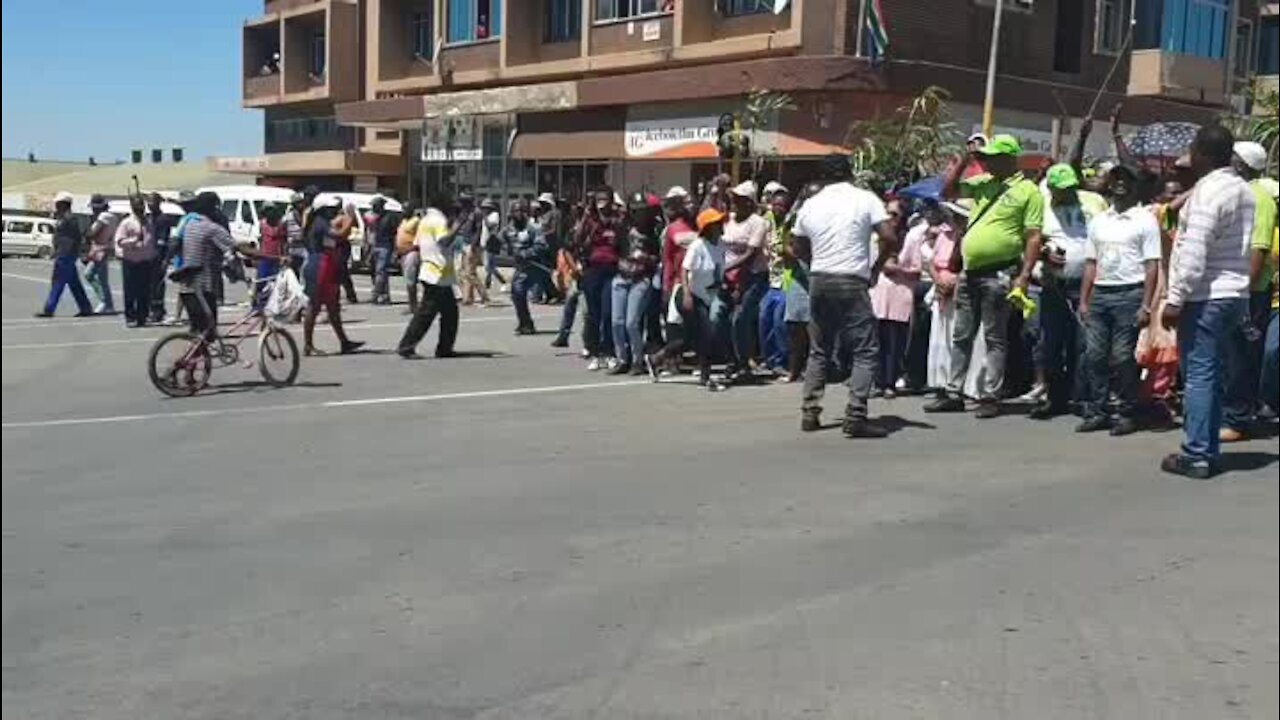 WATCH: Ladysmith residents shut down town, demand mayor's resignation (cD3)