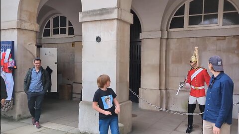 Tourist walks in to the arch Guard stamps his foot and shouts Two boys jump #horseguardsparade