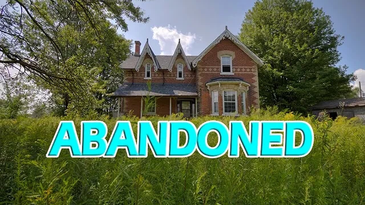 Exploring the Secrets of a Classic Ontario Abandoned Farmhouse (UNTOUCHED!)