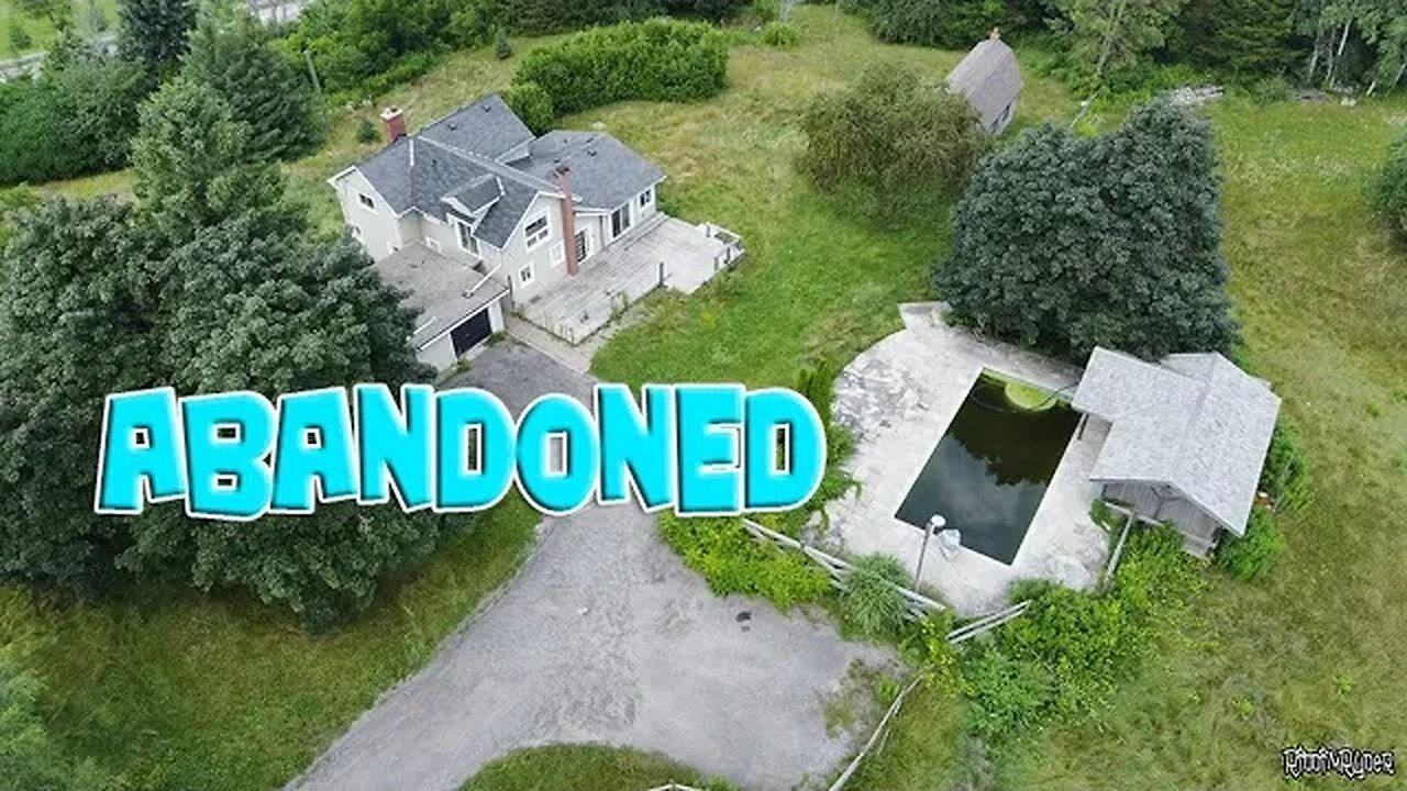 Exploring an Abandoned Country Dream Home: Forgotten Beauty Frozen in Time