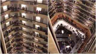 Coro de estudantes canta hino americano em hotel de Louisville