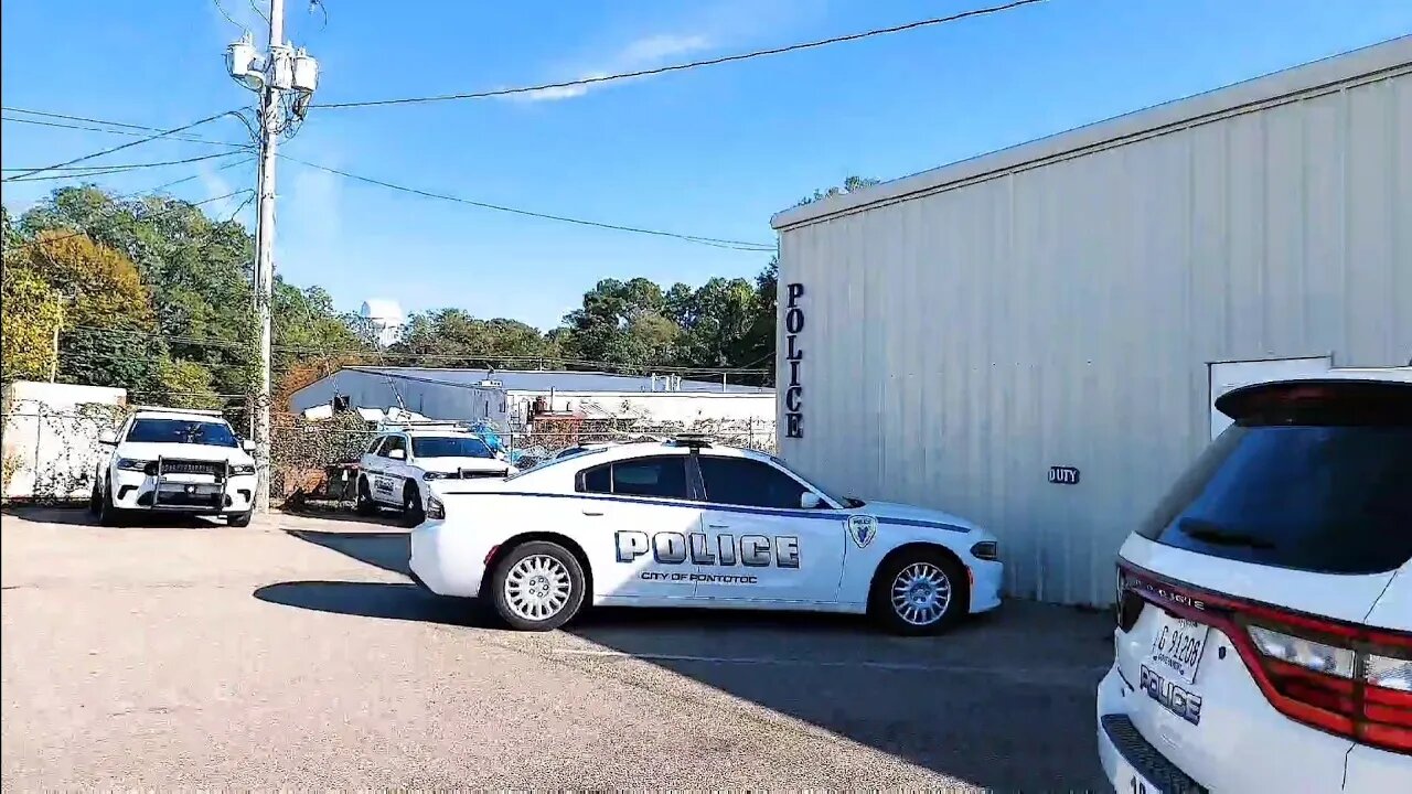 1st Amendment Audit at Pontotoc Police Department. No engagement by Law Enforcement. PASS