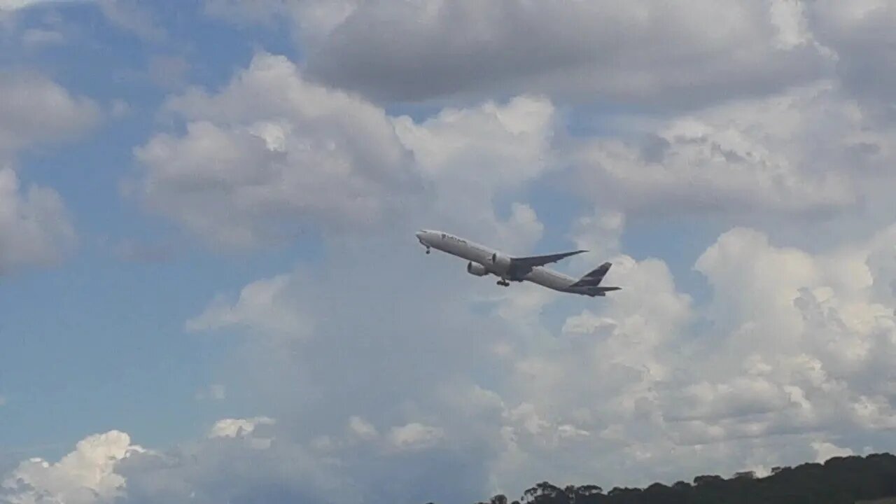 Boeing 777-300ER PT-MUH taxia e decola de Manaus para Guarulhos