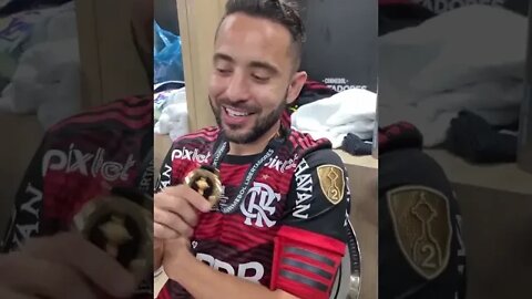 Everton Ribeiro curtindo com a taça após a final da Libertadores