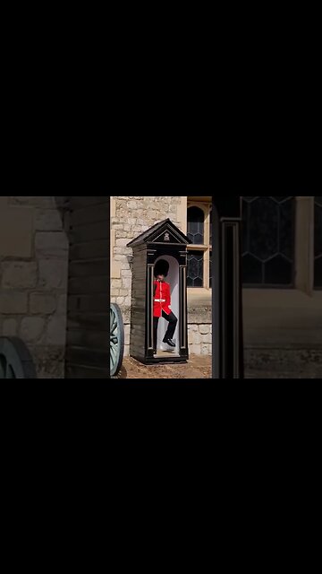Guardshouts at tourist #toweroflondon