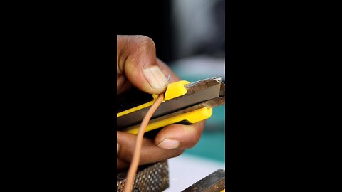 Be sure to remember this trick! How can you easily strip the insulation from a wire?