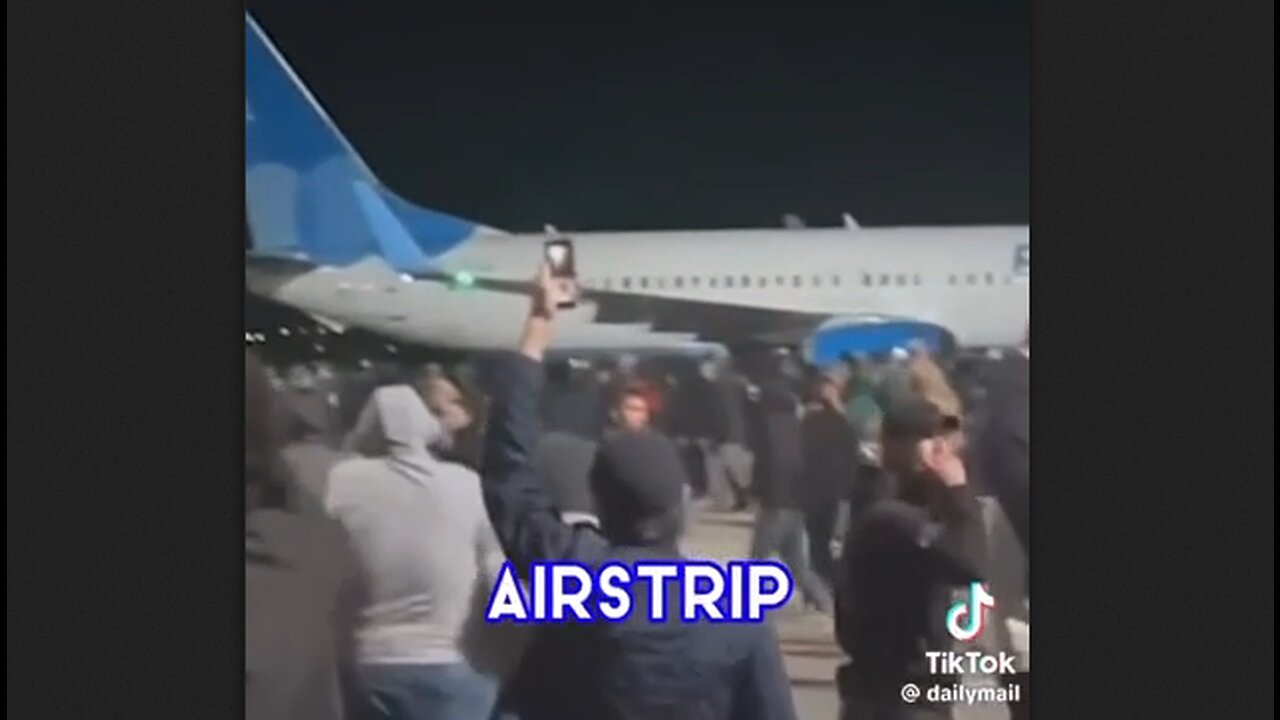 Mob Of Russian Christians Greet Jews At The Airport