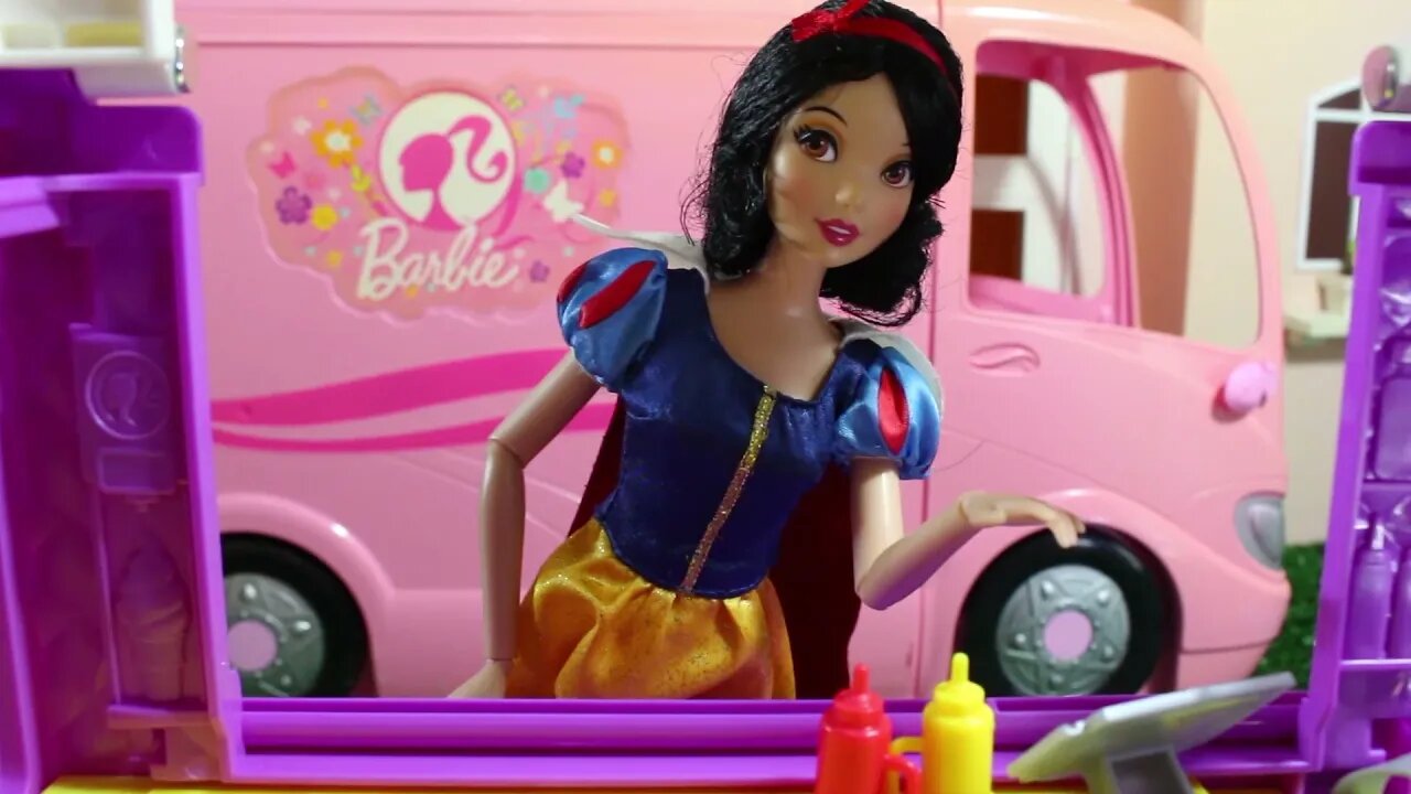 8 Histórias Completas - Vídeos Divertidos Bonecas Barbie e Disney brincando