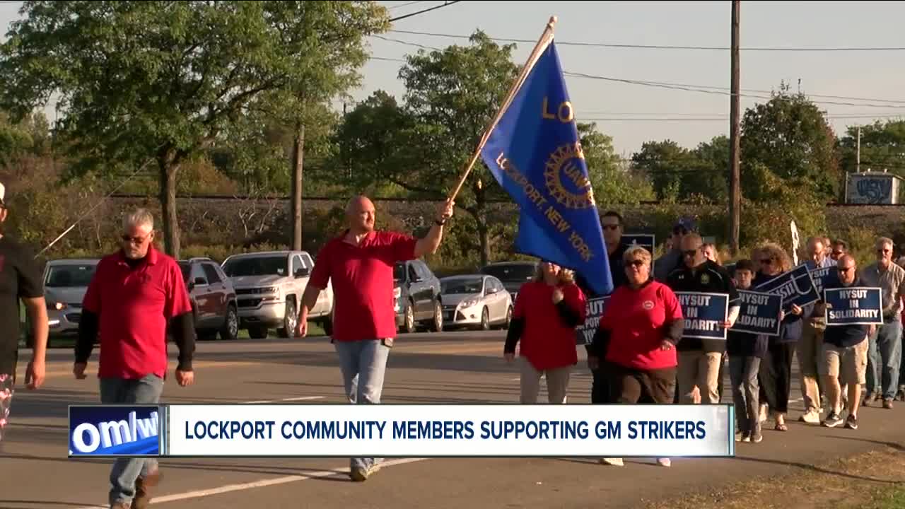 Lockport community members supporting GM strikers